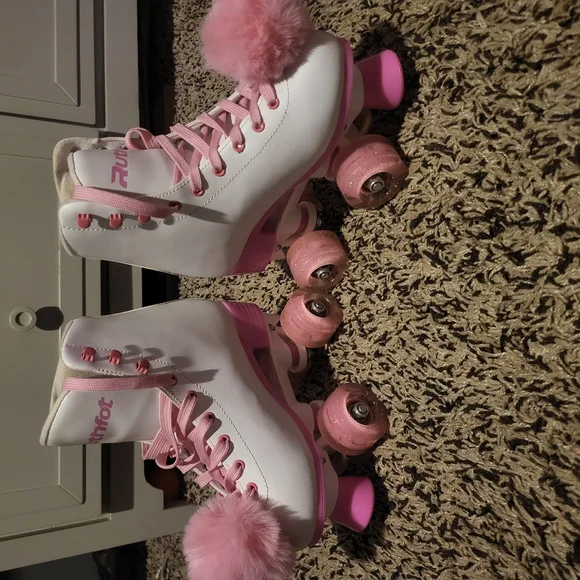 Girls Roller Skates White with Pink Hearts Light Up Wheels And Pink Pom Poms - Picture 5 of 7